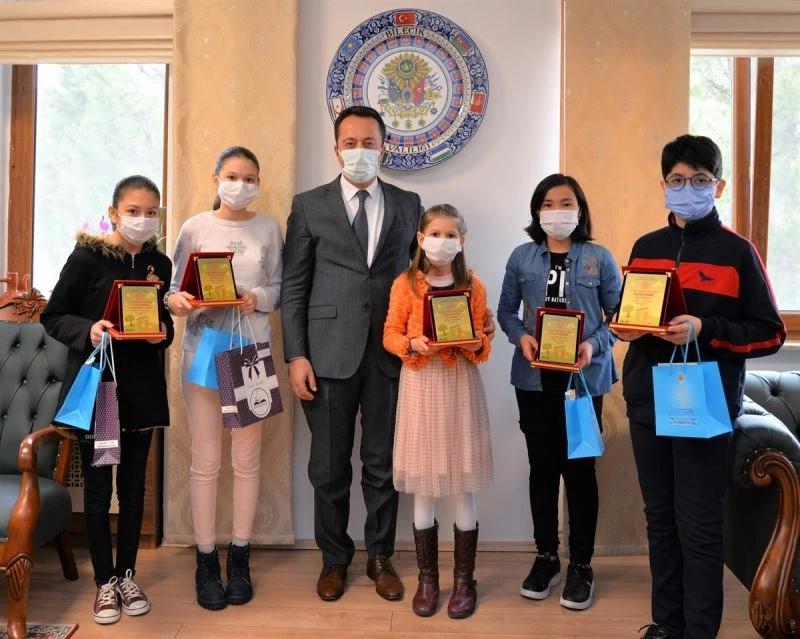 En çok kitap okuyan öğrenci ve yetişkinler ödüllendirildi
