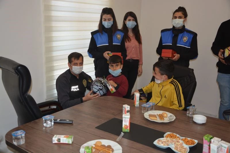 Minik öğrenciler Cizre Emniyet Müdürlüğünü gezdi
