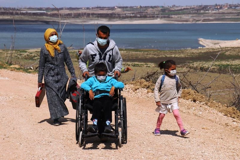 Dört gözle okul yolunun yapılmasını bekliyor
