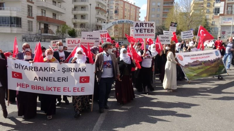 Diyarbakır ve Şırnak annelerinden teröre lanet yürüyüşü
