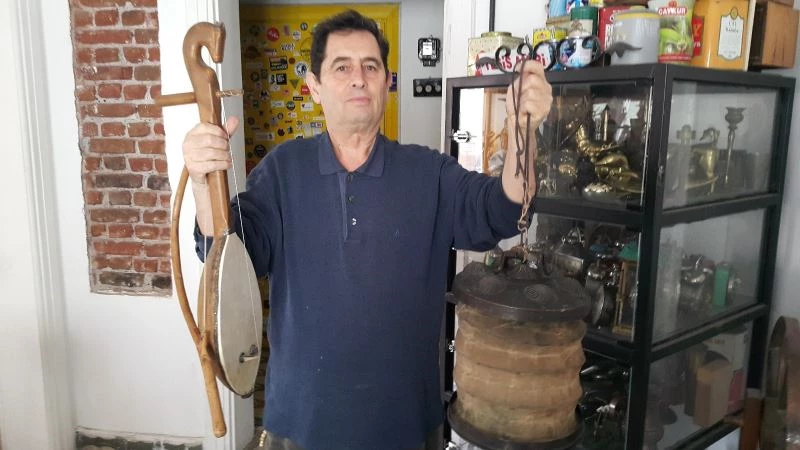 50 yıldır etnografik objeler ve eşyaları ofisinde biriktiriyor
