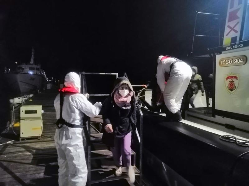 Teknesi arızalanan göçmenleri Sahil Güvenlik kurtardı
