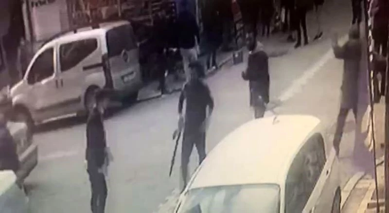 (Özel) Esenyurt’ta kılıçlı pompalı tüfekli kavga kan dondurdu
