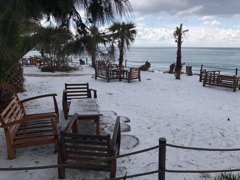 Fethiye’deki dolu sahili beyaz örtü ile kapladı
