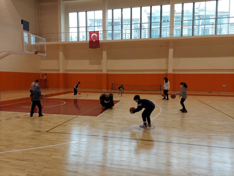 Spor salonlarında antrenmanlar devam ediyor
