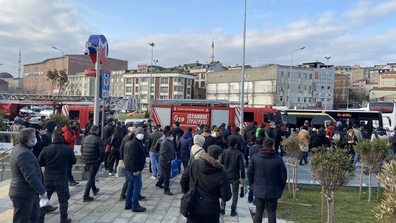 Mecidiyeköy-Mahmutbey metro hattında trafoda yangın çıktı, seferler durdu
