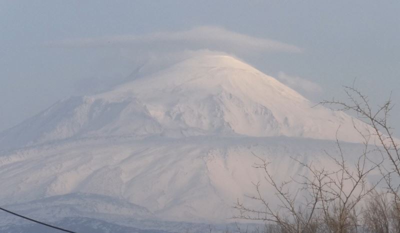 Türkiye’nin çatısı Ağrı Dağı’nda karlar erimeye başladı
