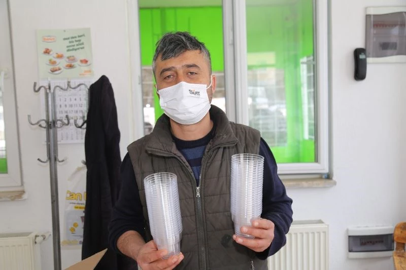 Esnaflara kristal pet bardak dağıtımı gerçekleştirildi
