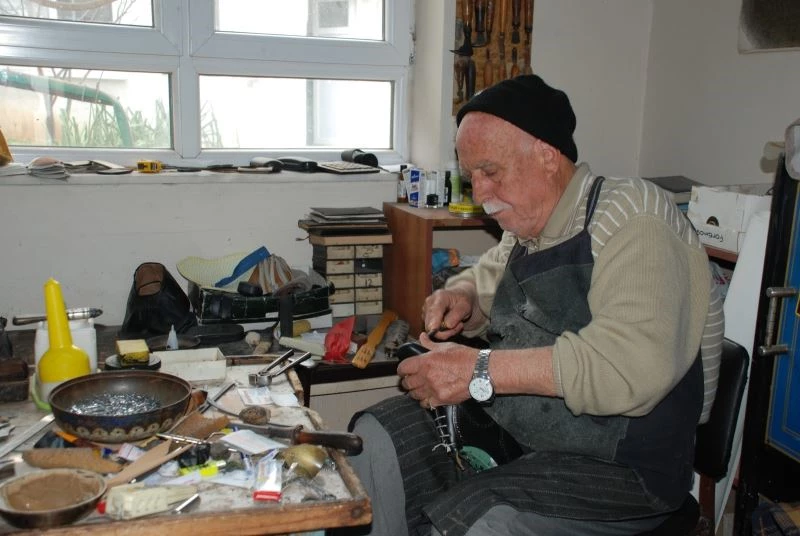 Kunduracı Salih Amca zamana direniyor
