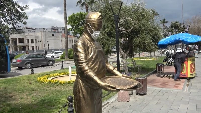 Tepsisi çalınan ’Künefeci Heykeli’’ yeniden yapıldı
