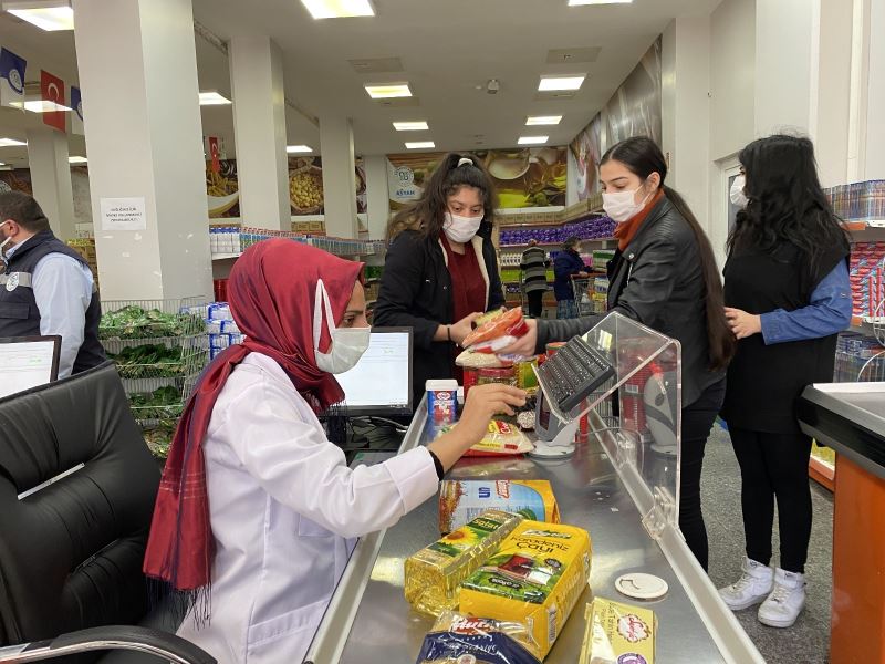 Arnavutköy’de Ramazan dolayısıyla ihtiyaç sahiplerine gıda yardımı
