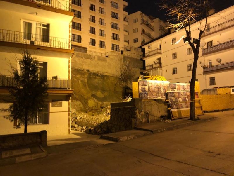 Ankara’da çökme tehlikesi olan 8 katlı apartman ve çevresindeki 15 bina boşaltıldı
