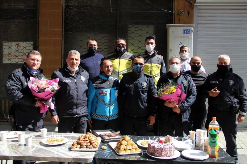Kavgaya gittiler, pastalı çiçekli kutlamayla duygulandılar

