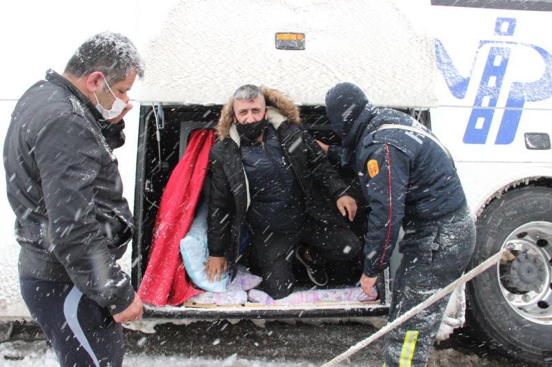 Şarampole kayan otobüsteki 24 kişi bagajdan tahliye edildi
