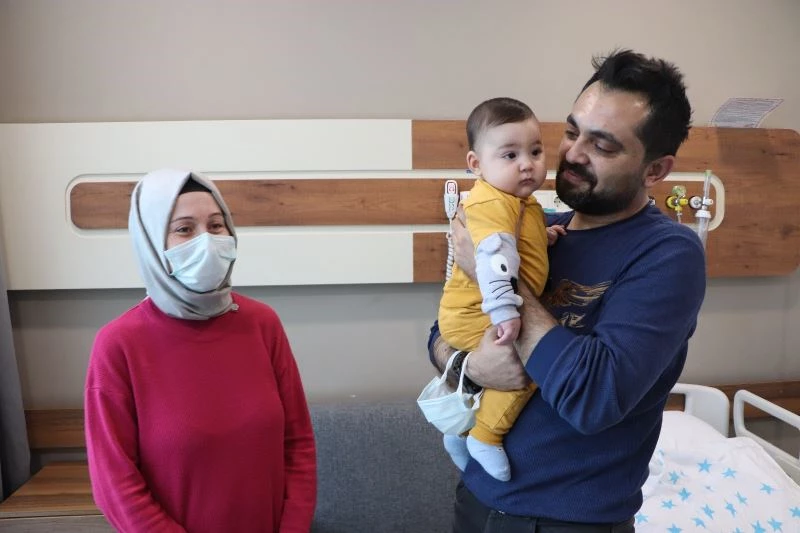 6 aylık bebekten portakal büyüklüğünde kist çıkarıldı
