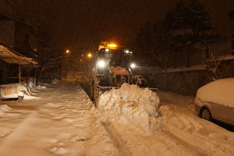 Nevşehir Belediyesi karla mücadele çalışmalarını sürdürüyor
