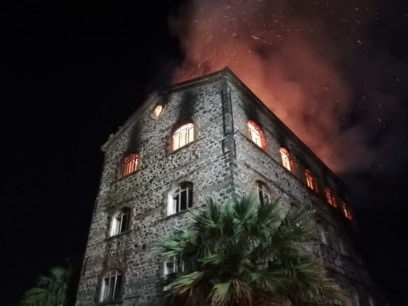 İzmir’de 4 katlı tarihi binada yangın
