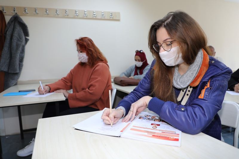 Yabancı vatandaşlar Türkçeyi ATASEM’de öğreniyor
