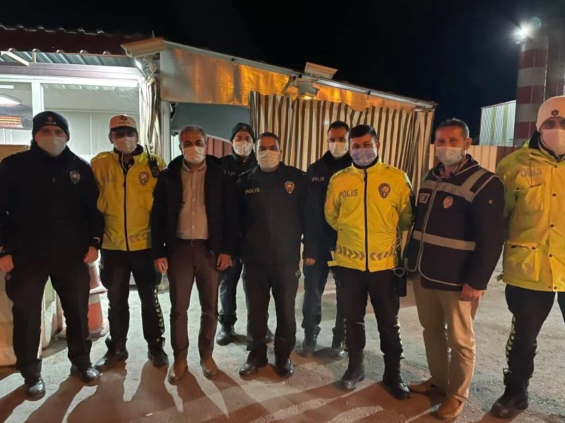 Başkan Kaplan’dan kontrol noktasındaki polislere moral ziyareti
