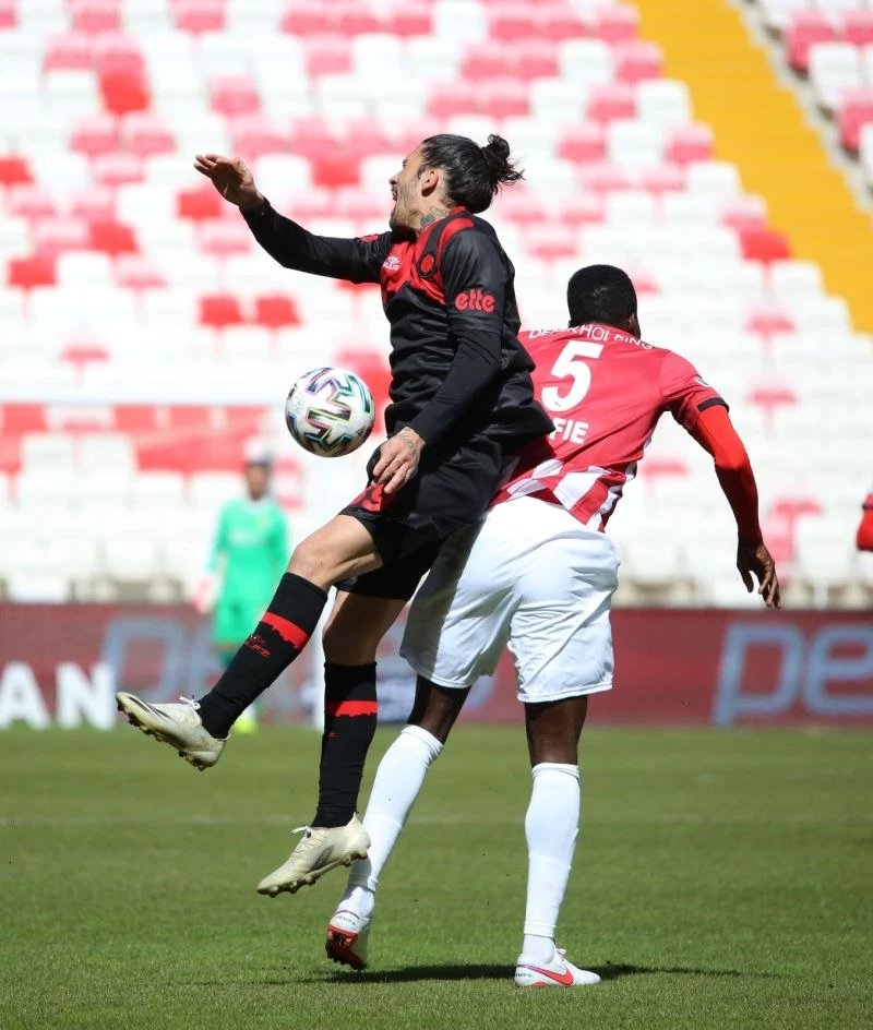 Karagümrük’te Lucas Castro kadrodan çıkarıldı
