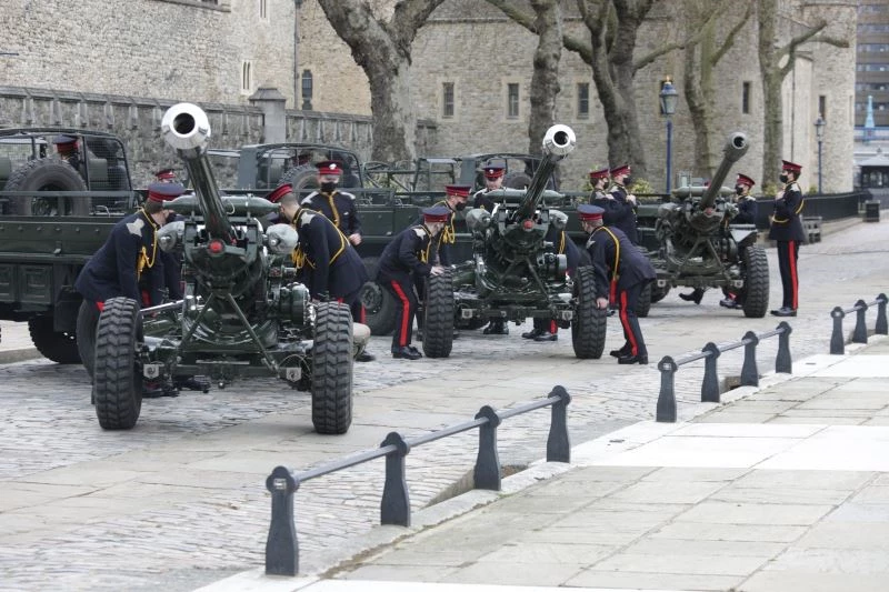 İngiltere Kraliçesi II. Elizabeth’in eşi Prens Philip için 41 pare top atışı

