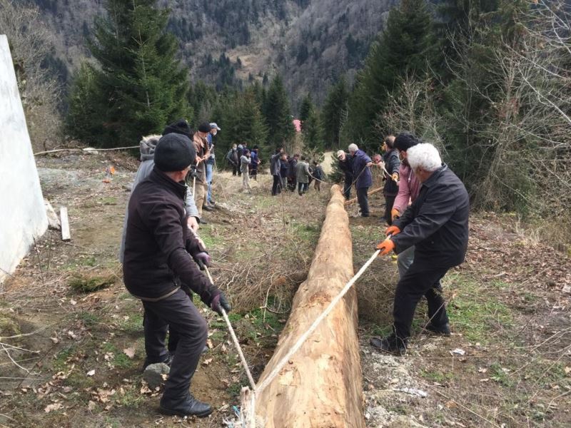 Ahşap caminin minaresi yıkılınca imece usulü ile hareket geçtiler
