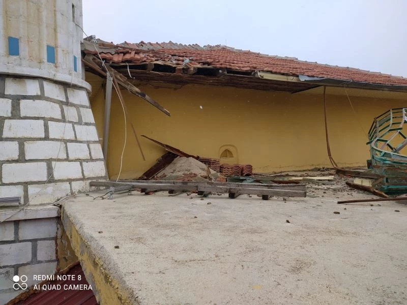 Minare külahının yerinden kopma anı görüntüye yansıdı
