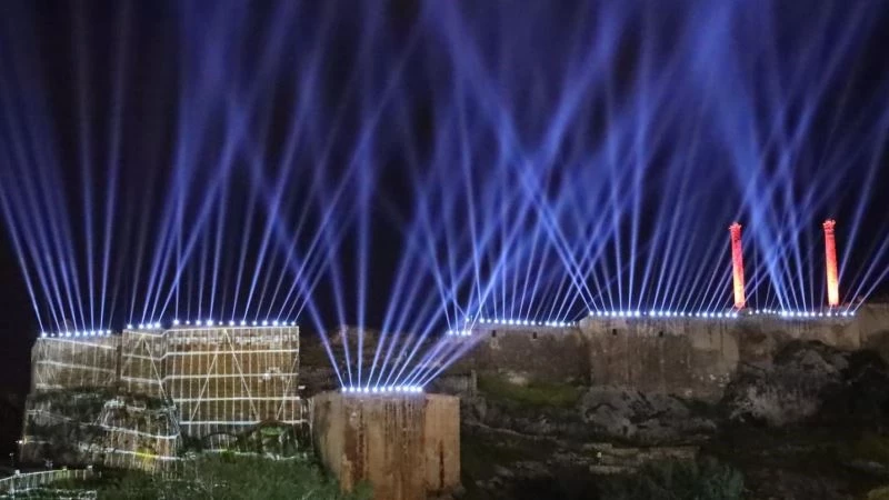 Kurtuluşun yıl dönümünde ışık ve havai fişek gösterisi Şanlıurfa semalarını süsledi
