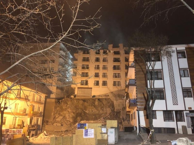 Ankara’da yıkılma tehlikesi bulunan Açelya Apartmanı’nın çatısı çöktü
