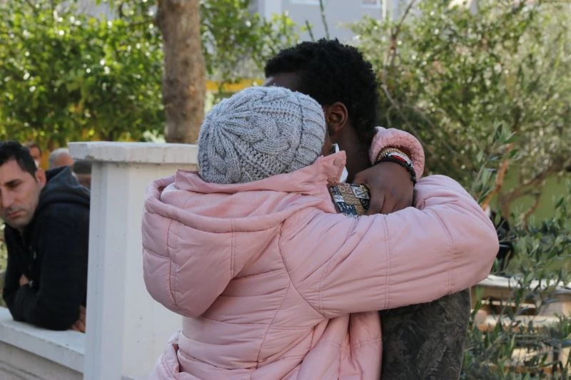 Yangın sonrası Ganalı arkadaşını sarılarak böyle teselli etti
