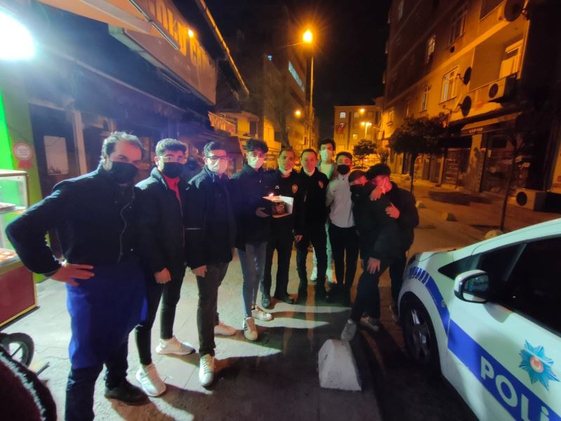 (Özel) Beyoğlu’nda kavga ihbarına giden polise pasta sürprizi
