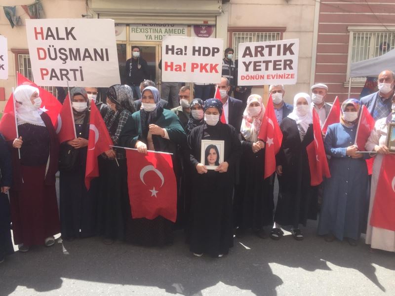 Yüreği yanık bir anne daha HDP önündeki evlat nöbeti eylemine katıldı
