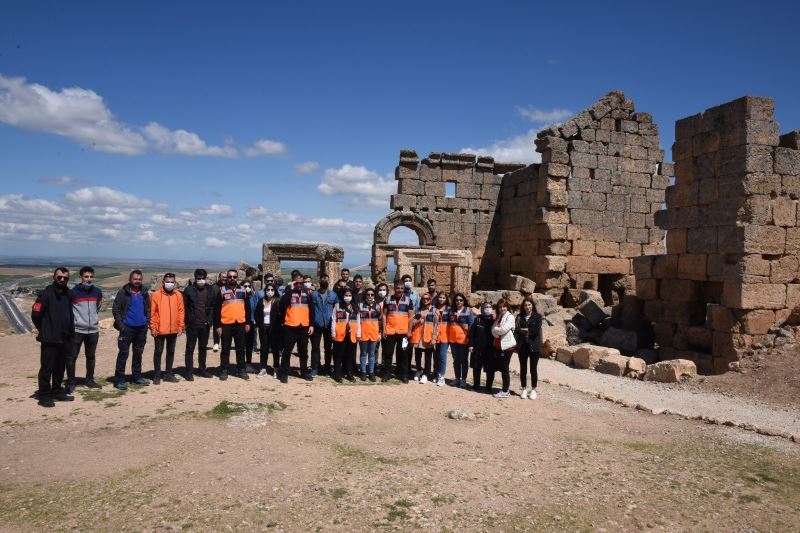 Diyarbakır AFAD gönüllülerinden Zerzevan Kalesi’ne çıkarma
