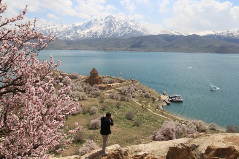 Badem ağaçlarının çiçekleri ile renklenen Akdamar Adası’na ziyaretçi akını
