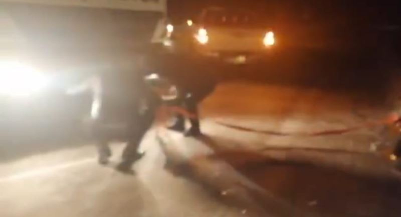 Antalya’da karda şarampole yuvarlanan aracı vatandaşlar kurtardı
