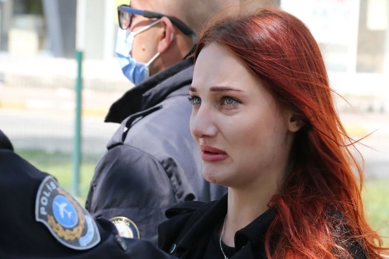 (ÖZEL) Polis noktasında erkek arkadaşına ceza yazıldığını düşünüp, gözyaşlarını tutamadı
