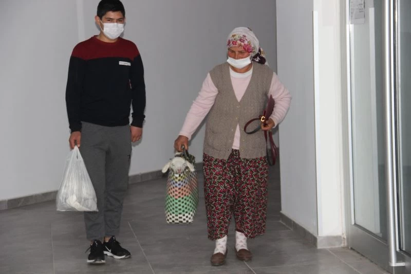 Doğum sırasında sakatlanan kuzuyu pazar çantası ile veterinere getirdi
