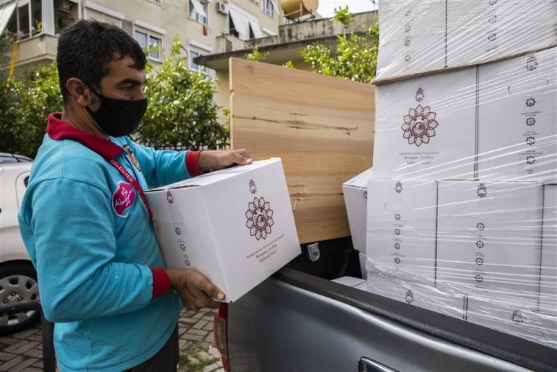 Alanya Belediyesi ramazan paketlerini dağıtmaya başladı

