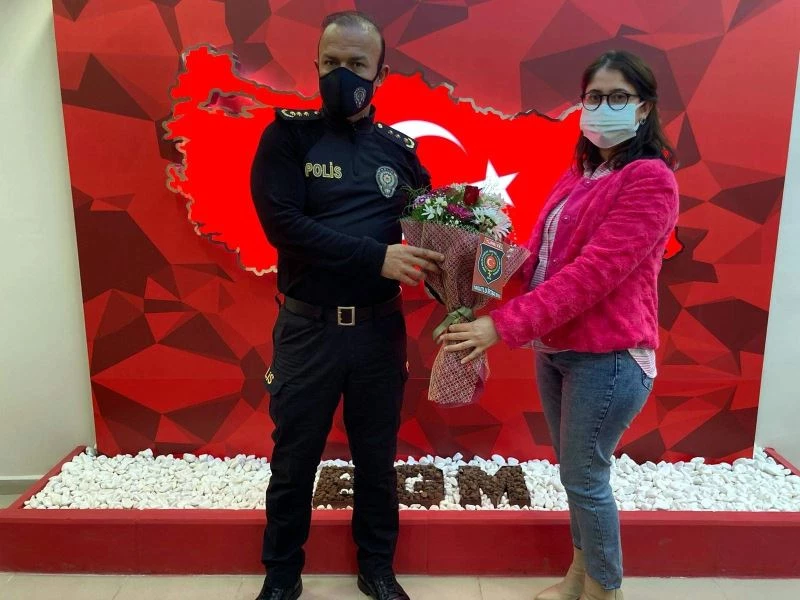 Şehit kızından emniyet müdürüne çiçek
