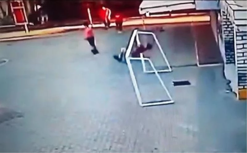 Kale direğinin altında böyle kaldı
