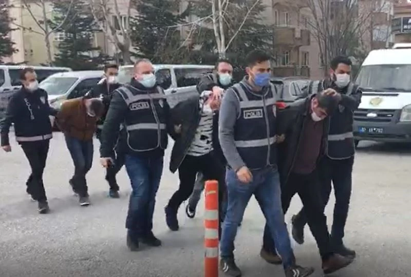 Polis kılığında eve girip 6 parça değerli taşı gasp ettiler
