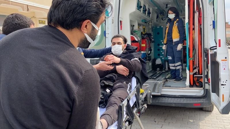 Otomobil ile çarpışan motosikletin sürücüsü sürüklenerek direğe çarptı
