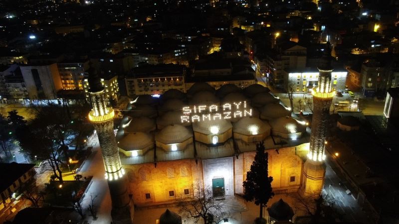 622 yıllık Ulu Cami’ye asılan Ramazan mahyası geceyi aydınlattı
