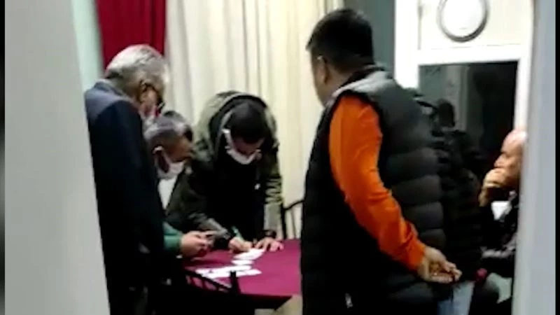 Apartman dairesini kahvehaneye çevirip kumar oynayan 20 kişiye 125 bin lira ceza
