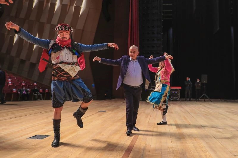 Bakan Tüzmen ve Başkan Zolan’dan zeybek şov
