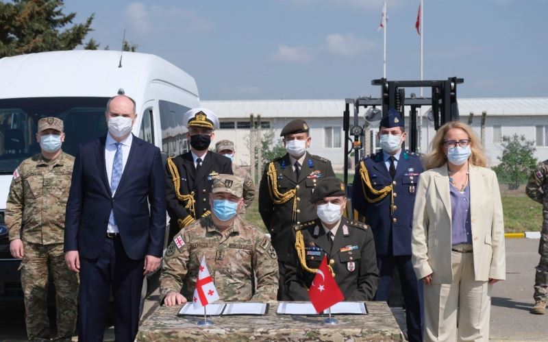 Türkiye, Gürcistan’a askeri havaalanı için araç ve teçhizat hibe etti
