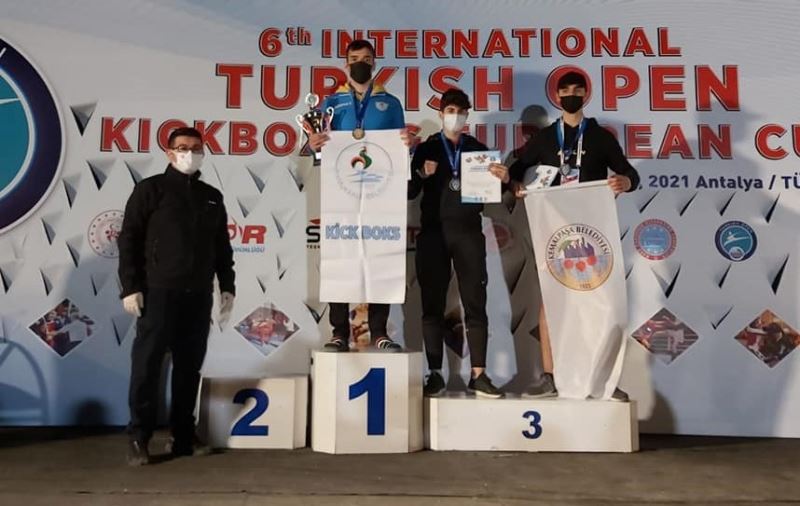 Pamukkale Belediyesporlu kick bokscular 1 altın ve 2 bronz madalya kazandı
