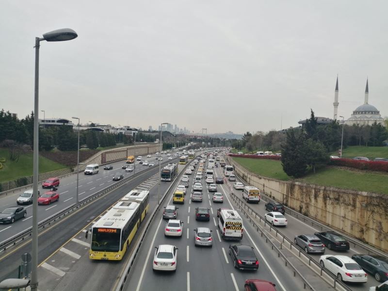 56 saatlik kısıtlamanın sonlanmasıyla E-5’te trafik yoğunluğu
