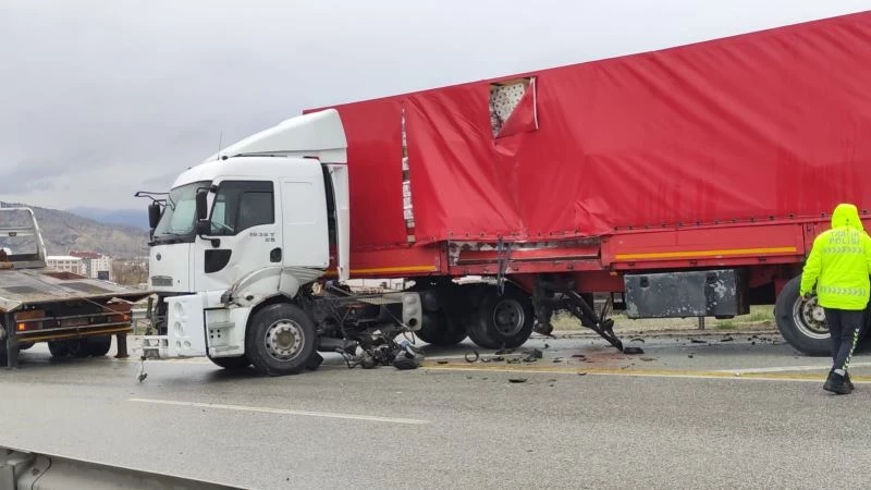 D-100 karayolunda makaslayan 2 tır trafiği aksattı
