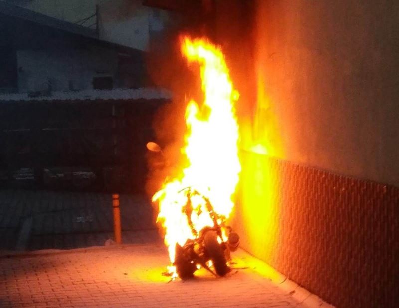 Motosiklet alev alev yandı
